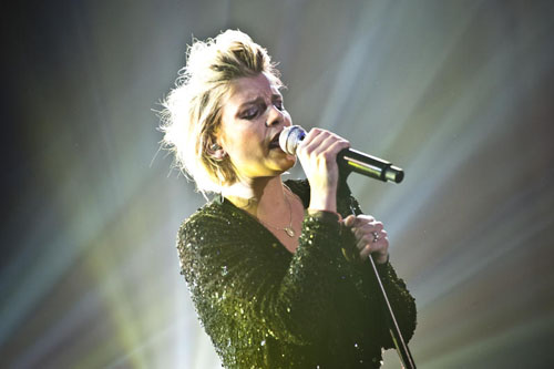 Emma Marrone, il tatuaggio dall’inguine al seno fa impazzire i fans