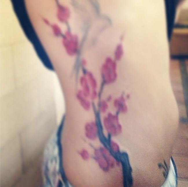 Emma Marrone, il tatuaggio dall’inguine al seno fa impazzire i fans