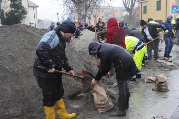 Roma sotto le bombe d’acqua. Frana, gente sui tetti. FOTO Roma sotto le bombe d’acqua. Frana, gente sui tetti. FOTO