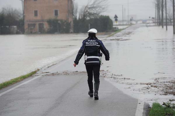 Roma sotto le bombe d’acqua. Frana, gente sui tetti. FOTO Roma sotto le bombe d’acqua. Frana, gente sui tetti. FOTO