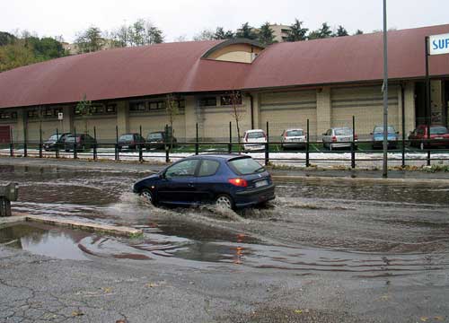 Roma sotto le bombe d’acqua. Frana, gente sui tetti. FOTO Roma sotto le bombe d’acqua. Frana, gente sui tetti. FOTO