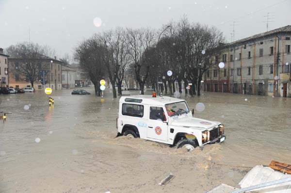 Roma sotto le bombe d’acqua. Frana, gente sui tetti. FOTO Roma sotto le bombe d’acqua. Frana, gente sui tetti. FOTO