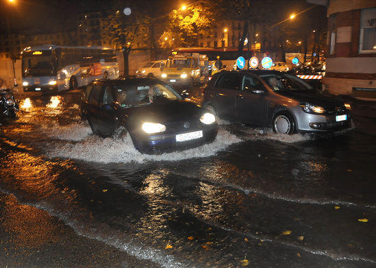 Roma sotto le bombe d’acqua. Frana, gente sui tetti. FOTO Roma sotto le bombe d’acqua. Frana, gente sui tetti. FOTO