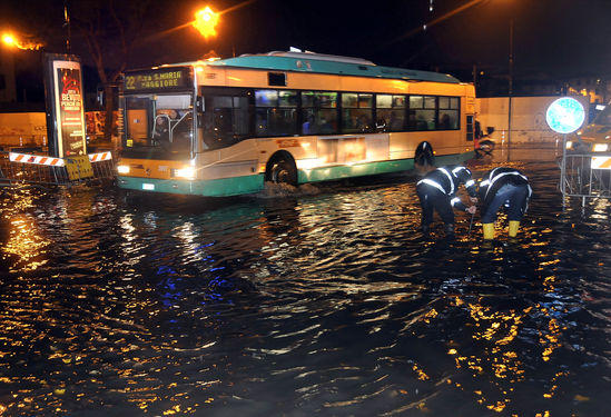 Roma sotto le bombe d’acqua. Frana, gente sui tetti. FOTO Roma sotto le bombe d’acqua. Frana, gente sui tetti. FOTO