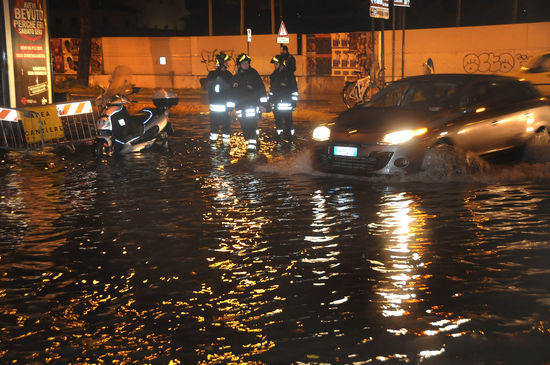 Roma sotto le bombe d’acqua. Frana, gente sui tetti. FOTO Roma sotto le bombe d’acqua. Frana, gente sui tetti. FOTO