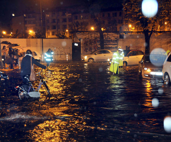Roma sotto le bombe d’acqua. Frana, gente sui tetti. FOTO Roma sotto le bombe d’acqua. Frana, gente sui tetti. FOTO