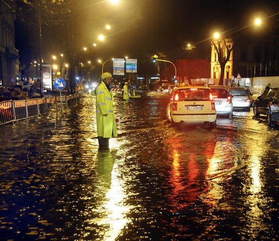 Roma sotto le bombe d’acqua. Frana, gente sui tetti. FOTO Roma sotto le bombe d’acqua. Frana, gente sui tetti. FOTO