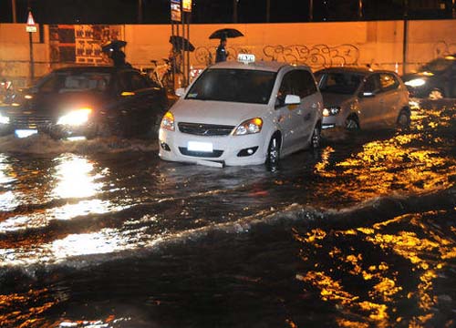 Roma sotto le bombe d’acqua. Frana, gente sui tetti. FOTO Roma sotto le bombe d’acqua. Frana, gente sui tetti. FOTO