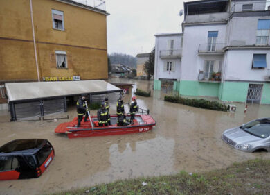 Roma sotto le bombe d’acqua. Frana, gente sui tetti. FOTO