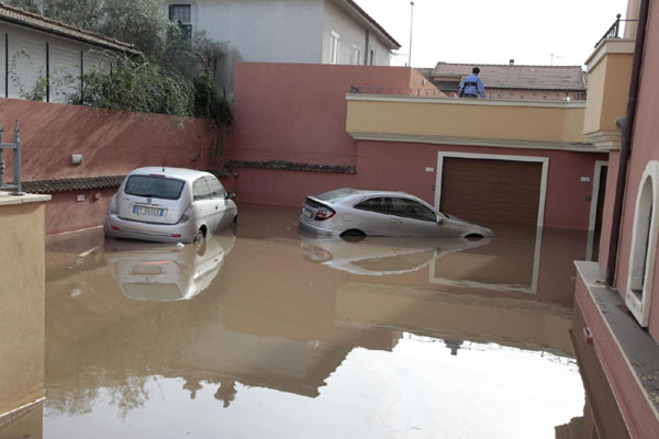 Roma sotto le bombe d’acqua. Frana, gente sui tetti. FOTO Roma sotto le bombe d’acqua. Frana, gente sui tetti. FOTO