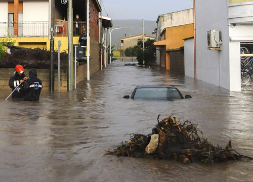 Roma sotto le bombe d’acqua. Frana, gente sui tetti. FOTO Roma sotto le bombe d’acqua. Frana, gente sui tetti. FOTO