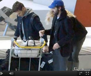 Video / I Daft Punk beccati a volto scoperto all’aeroporto