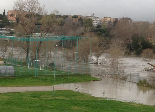 Arriva la piena del Tevere: ore di paura. Già sott’acqua alcuni centri sportivi