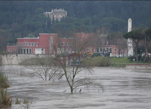 Arriva la piena del Tevere: ore di paura. Già sott’acqua alcuni centri sportivi