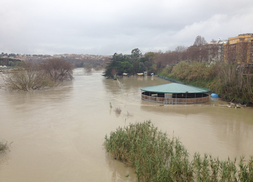 Arriva la piena del Tevere: ore di paura. Già sott’acqua alcuni centri sportivi