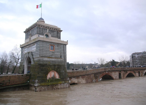 Arriva la piena del Tevere: ore di paura. Già sott’acqua alcuni centri sportivi