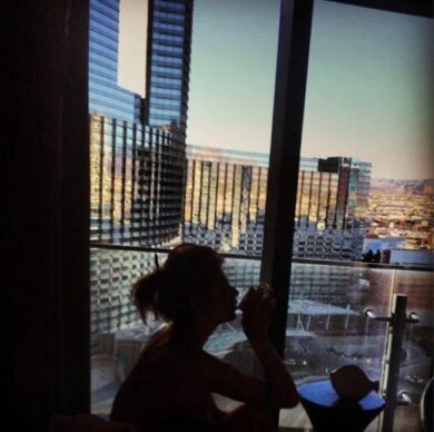 Canalis a Los Angeles. Dalle foto l’asciugamano al caffè senza veli