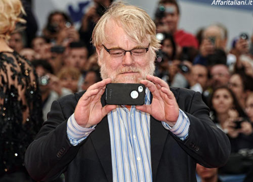E’ morto Philip Seymour Hoffman: trovato con la siringa nel braccio E’ morto Philip Seymour Hoffman: trovato con la siringa nel braccio