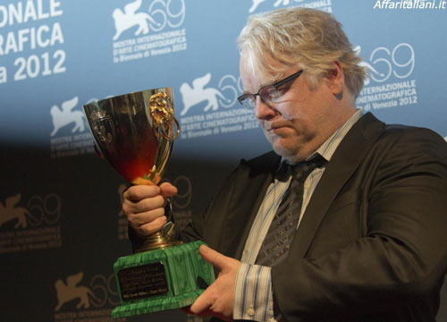 E’ morto Philip Seymour Hoffman: trovato con la siringa nel braccio E’ morto Philip Seymour Hoffman: trovato con la siringa nel braccio
