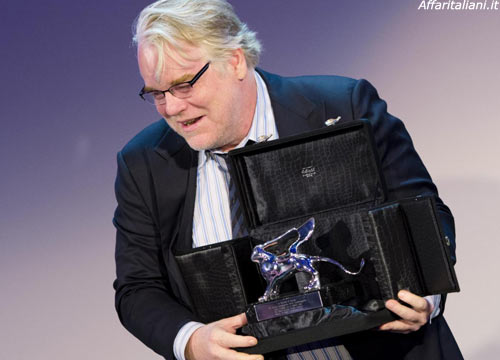 E’ morto Philip Seymour Hoffman: trovato con la siringa nel braccio E’ morto Philip Seymour Hoffman: trovato con la siringa nel braccio
