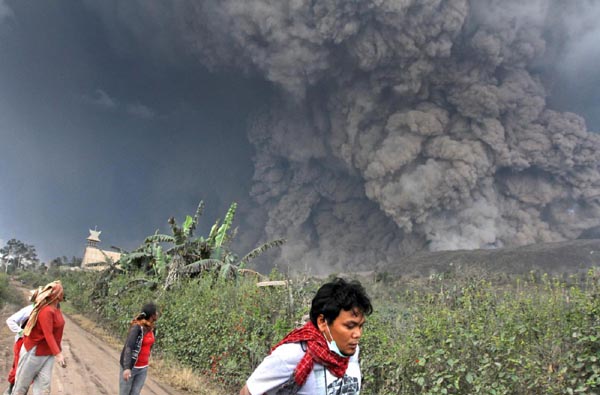 Scene apocalittiche dopo l’esplosione del vulcano sull’isola di Sumatra