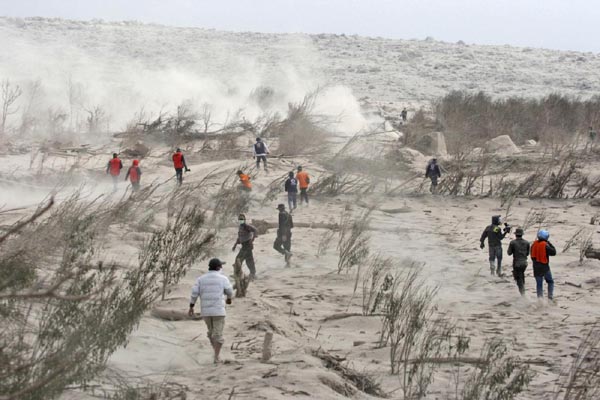 Scene apocalittiche dopo l’esplosione del vulcano sull’isola di Sumatra