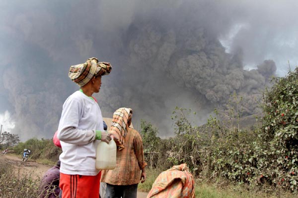 Scene apocalittiche dopo l’esplosione del vulcano sull’isola di Sumatra