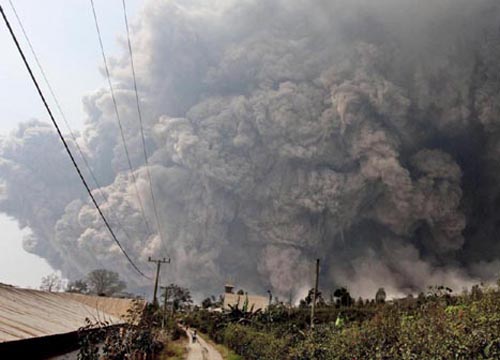 Scene apocalittiche dopo l’esplosione del vulcano sull’isola di Sumatra