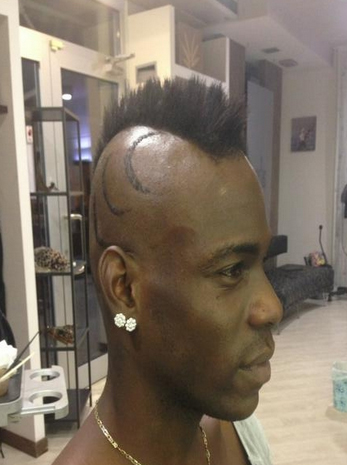 Sorpresa, Balotelli alza di nuovo la cresta. Guarda tutte le foto Sorpresa, Balotelli alza di nuovo la cresta. Guarda tutte le foto