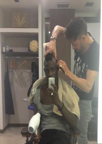 Sorpresa, Balotelli alza di nuovo la cresta. Guarda tutte le foto Sorpresa, Balotelli alza di nuovo la cresta. Guarda tutte le foto