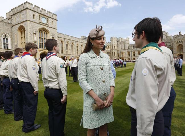 Kate Middleton in vacanza col figlio su volo di linea: polemiche Kate Middleton in vacanza col figlio su volo di linea: polemiche