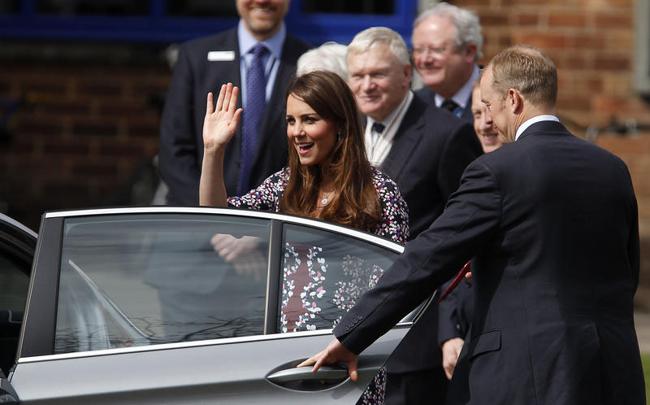 Kate Middleton in vacanza col figlio su volo di linea: polemiche Kate Middleton in vacanza col figlio su volo di linea: polemiche