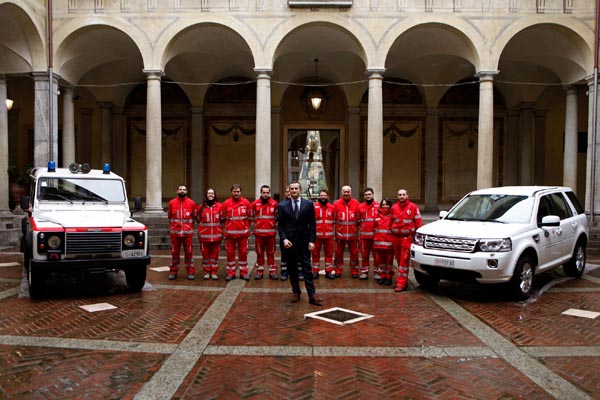 Land Rover a fianco della Croce Rossa Land Rover a fianco della Croce Rossa