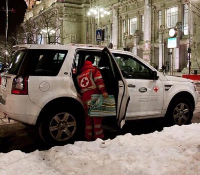 Land Rover a fianco della Croce Rossa