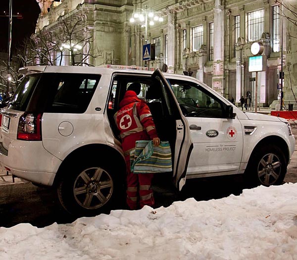 Land Rover a fianco della Croce Rossa Land Rover a fianco della Croce Rossa