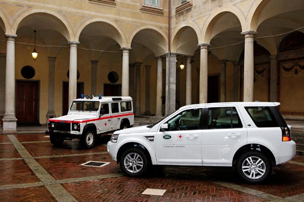 Land Rover a fianco della Croce Rossa Land Rover a fianco della Croce Rossa
