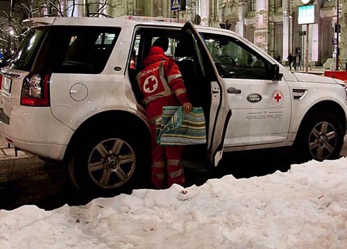 Land Rover a fianco della Croce Rossa Land Rover a fianco della Croce Rossa