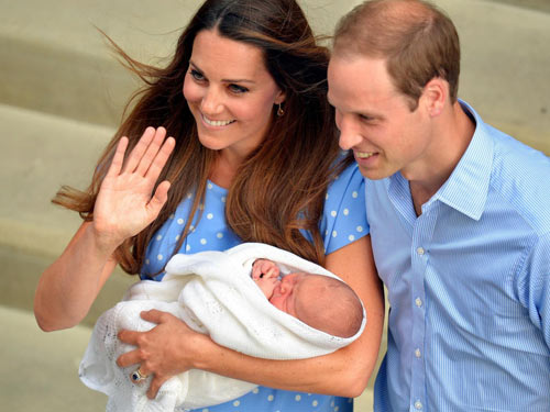 Kate Middleton in vacanza col figlio su volo di linea: polemiche Kate Middleton in vacanza col figlio su volo di linea: polemiche
