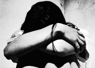 Pestata a sangue dal compagno. Lei, 19enne disabile, è in coma