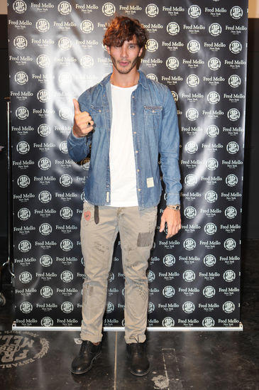 Belen, acrobazie in accappatoio: lo spacco birichino si apre… Belen, acrobazie in accappatoio: lo spacco birichino si apre…