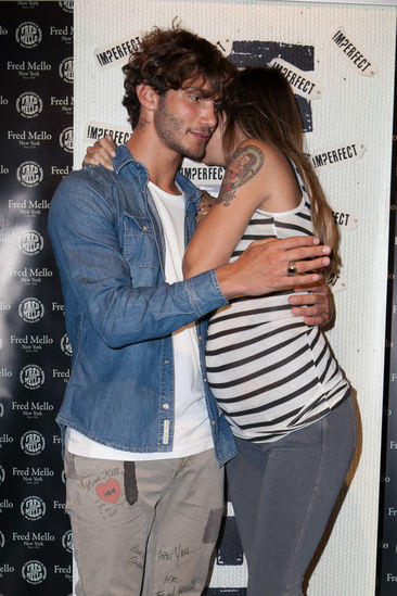 Belen, acrobazie in accappatoio: lo spacco birichino si apre… Belen, acrobazie in accappatoio: lo spacco birichino si apre…