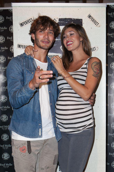 Belen, acrobazie in accappatoio: lo spacco birichino si apre… Belen, acrobazie in accappatoio: lo spacco birichino si apre…