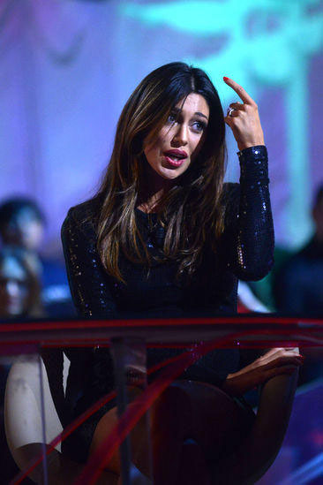 Belen, acrobazie in accappatoio: lo spacco birichino si apre… Belen, acrobazie in accappatoio: lo spacco birichino si apre…