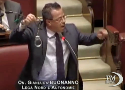 Manette alla Camera per il via libera allo “svuotacarceri”. Video Manette alla Camera per il via libera allo “svuotacarceri”. Video