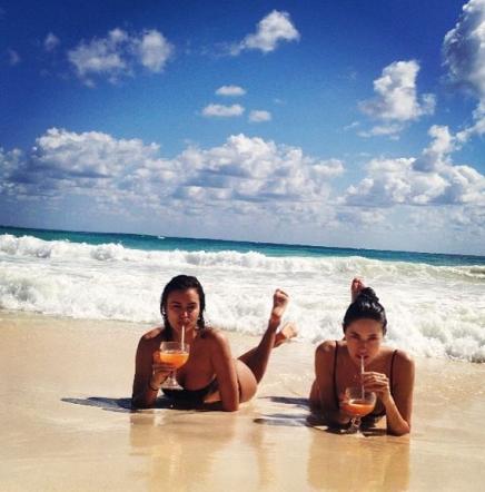 Sotto i guanti… niente. Irina Shayk scalda le Olimpiadi di Sochi Sotto i guanti… niente. Irina Shayk scalda le Olimpiadi di Sochi