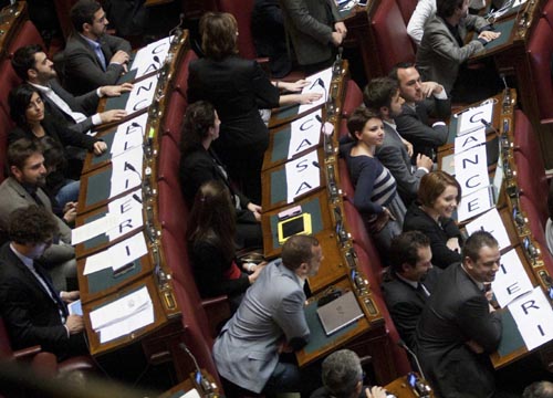 Manette alla Camera per il via libera allo “svuotacarceri”. Video Manette alla Camera per il via libera allo “svuotacarceri”. Video