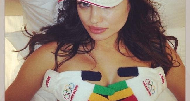 Sotto i guanti… niente. Irina Shayk scalda le Olimpiadi di Sochi Sotto i guanti… niente. Irina Shayk scalda le Olimpiadi di Sochi