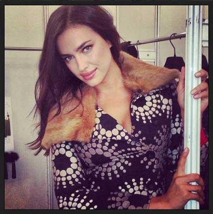 Sotto i guanti… niente. Irina Shayk scalda le Olimpiadi di Sochi Sotto i guanti… niente. Irina Shayk scalda le Olimpiadi di Sochi