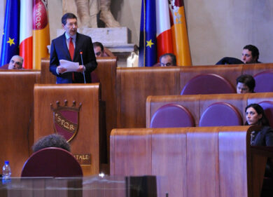 Cuffia, braccioli e maschera: il regalo dell’opposizione a Marino