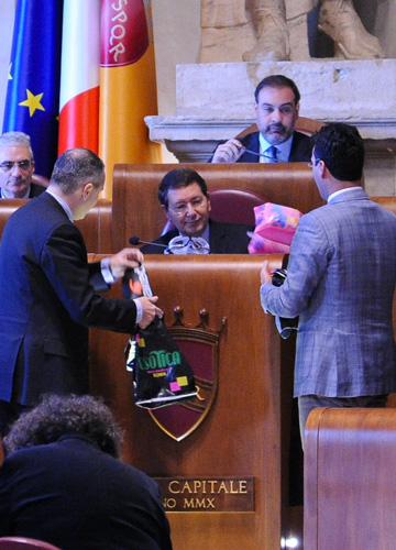 Cuffia, braccioli e maschera: il regalo dell’opposizione a Marino Cuffia, braccioli e maschera: il regalo dell’opposizione a Marino